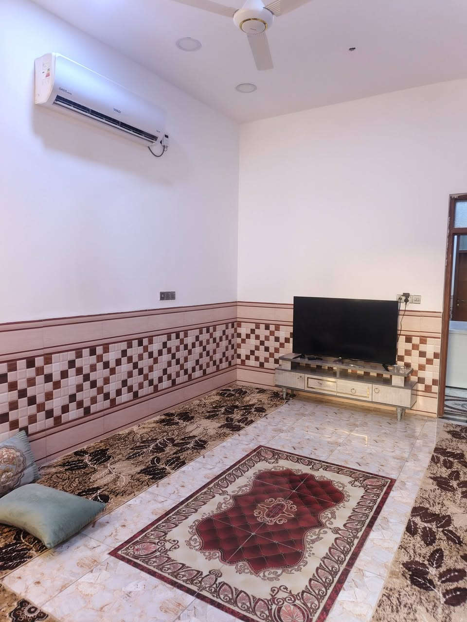 بيت زراعي للبيع المساحه 200 متر+ قطعه 200 متر ناحية الفظليه تفاصيل البيت بناء طابوق كونكريت مسلح داخل البيت غرفتين استقبال هول صاله مطبخ صحيات البيت جديد وبناء حديث  الشارع مخدوم بتبليط وماء وكهرباء وسحب مولد للاستفسار ***********
