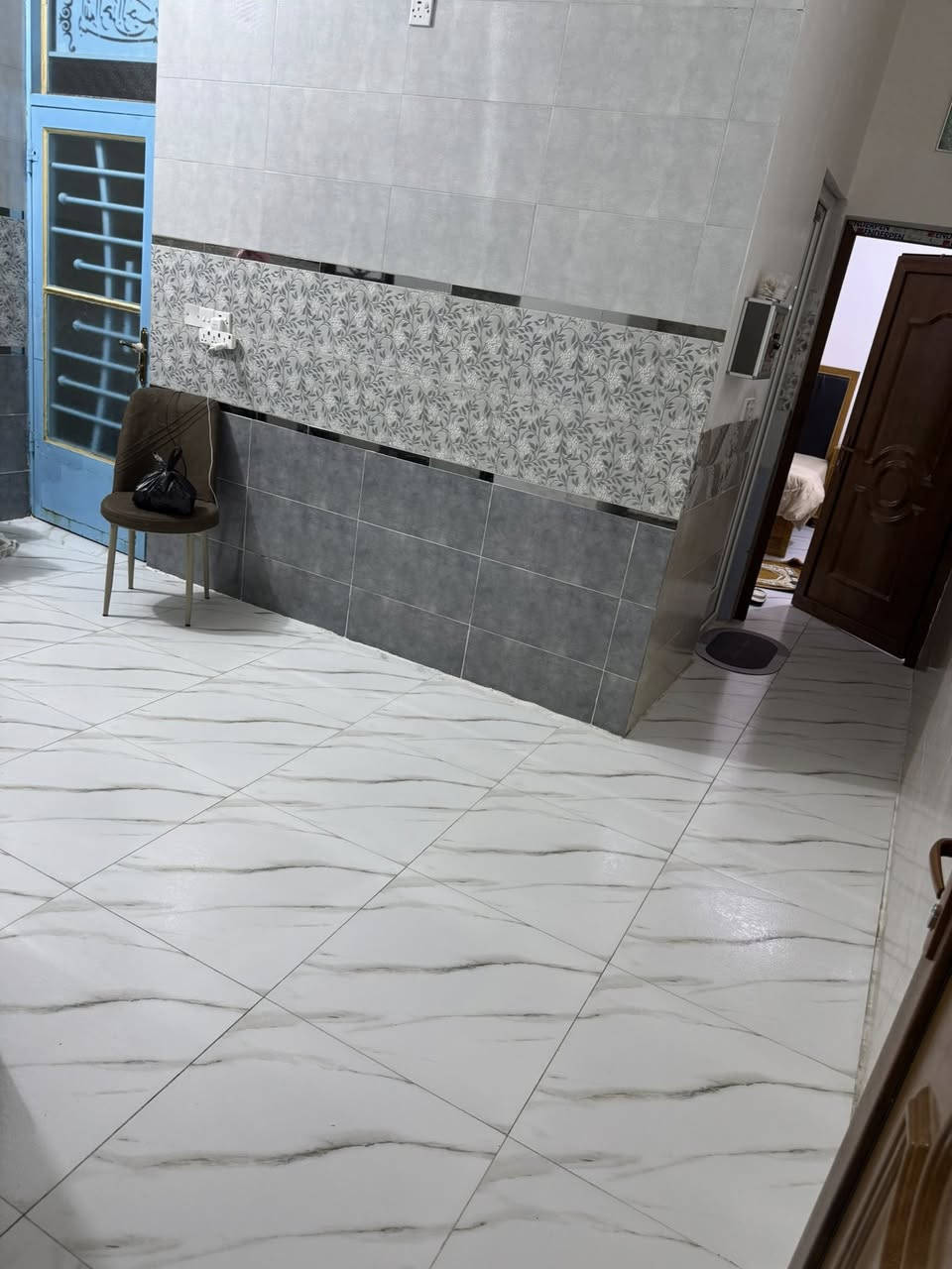 السلام عليكم ورحمة الله وبركاته  بيت للبيع  في كربلاء في حي القد س 100متر خلف بترومين  قرب مدرسه الكلمه الطيبه   البيت طابق ونص  طابوصرف125 وبي مجال  الي يحب يستفسر يتصل على هذا الرقم  *********** وهذا الرقم الثاني ***********
