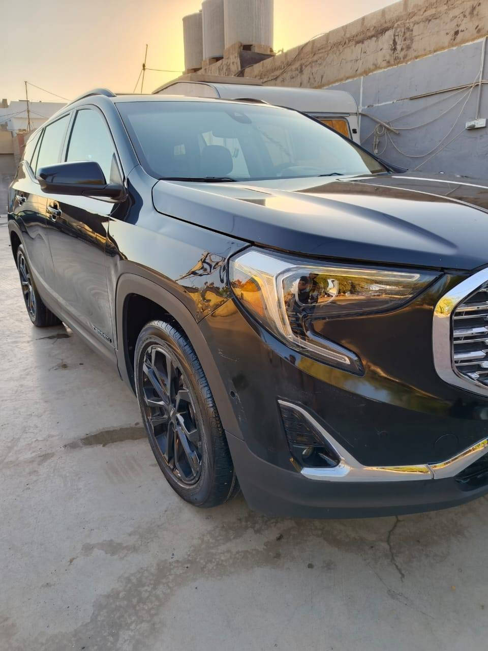 جی ام سی ترین (GMC Terrain) - مودیل 2021
المواصفات والتفاصيل:
​المواصفات: فول مواصفات (قەپات).
​الأوراق الرسمية: سنوية ورقم جديد، مع وجود بطاقة الوقود (البنزين).
​حالة البدي (الصبغ والضرر):
​البونيد: مستبدل (کۆڕاوە).
​الجاملغ (المدقر) جهة السكن: فيه تعديل بارد مقدار 10 سم.
​الجاملغ (المدقر) جهة السائق: نصف صبغ (بدون داخل).
​الجاملغ (المدقر) الخلفي جهة السائق: مصبوغ.
​الإيرباكات: جميعها مفتوحة (تەقیە) ولكن تم إرجاع السيستم بالكامل. ***********
