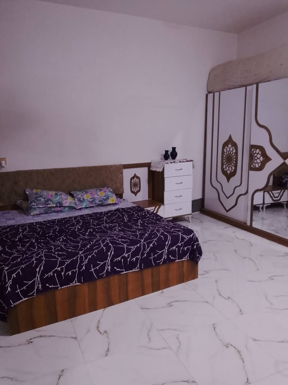 بيت للبيع كربلاء حي الامامين يبعد عن الإمام كيلوين المساحه 150م يتكون من ثلاث غرف وصاله واستقبال ومطبخ السعر 140الاتصال على الرقم ***********
