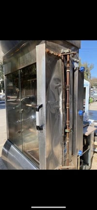 شواية دجاج للبيع 6شياش وماطور شغال وحيل نظيفه بيها طخه بسيطه بالباب فق...