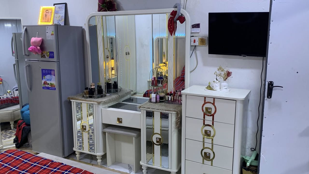 غرفه تركيا للبيع 10 قطع نضيفه تخبل بس بيه كسر بصيط بلباب ولغرفه متكامله السعر 700 العنوان البصره القبله  الاستفسار خاص رقم الهاتف ***********
