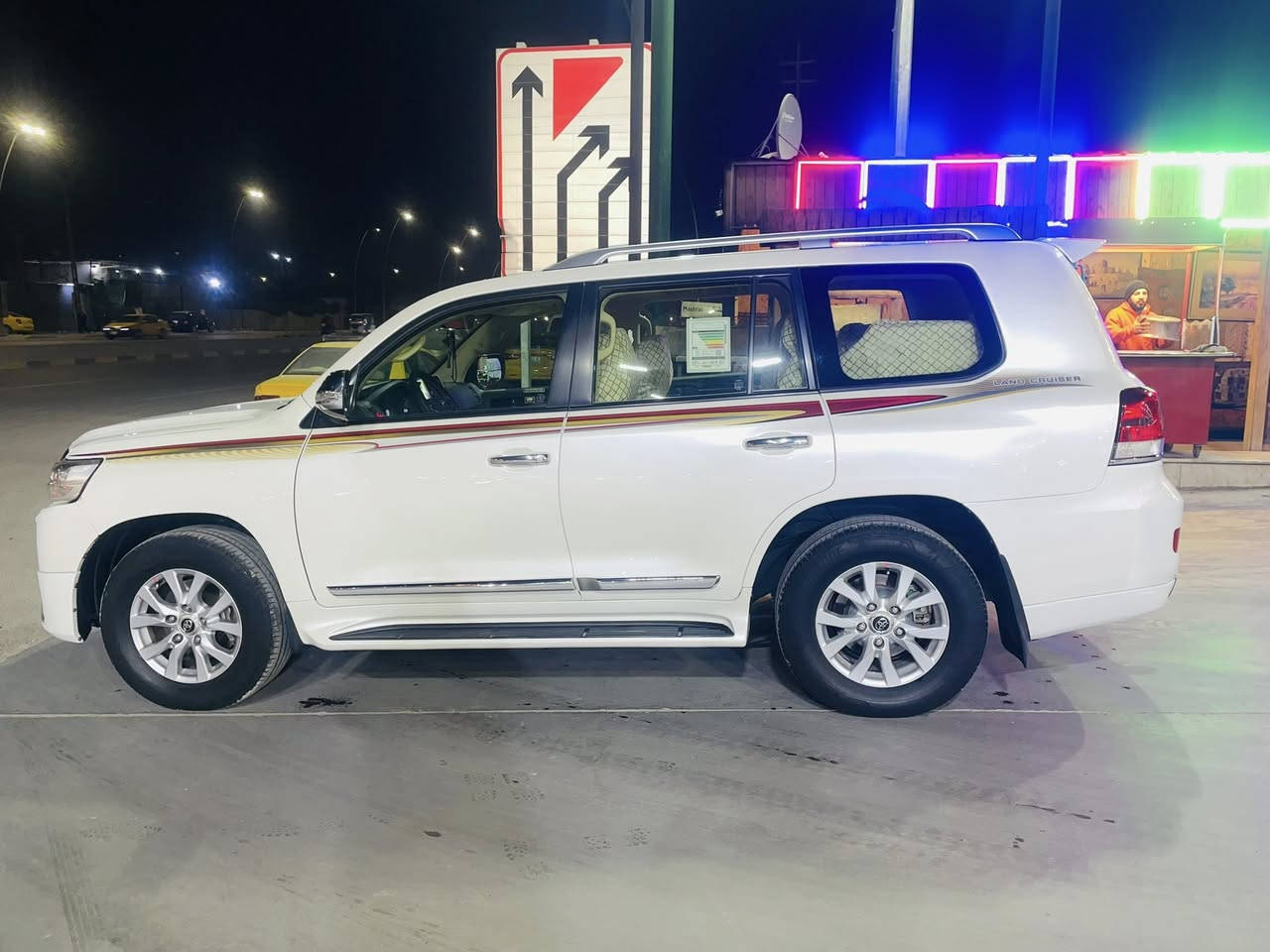 سلام عليكم لاندكروز  فطيم موديل 2016 بيه صبغ ربع لبنيد وباقي سياره مكفول سياره مال جناي جديده معنه لكلمه والله شاهد احله من صور ميكانيك مكفول من كل نواحي تراي كلش حلو مال 24 وسعر لمطلوب 440 وبيه مجال رقم صاحب سياره ***********مكان بغداد
