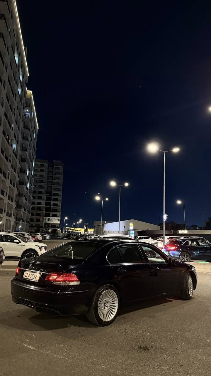 السلام عليكم BMW باخرة من النوادر 730 باب طويل ماشية 190 كيلو كفالة من الضربة فقط صبغ للجمالية السيارة كير مكينة كهربائيات سبانة ما ممدود عليهن روح افحص وين متريد بصمات ثنين البلاديات مالتهة لونهة نيلي بس تباوع عليهة سودة كلش حلو وراقي الون وبالعافية على الصير من قسمتة لان برغي نقص ماكو بيهة كلة جديد منظومة البنزين والماي والصدر والتايرات واذاين مكينة وكير والسيارة فول الفول بوب شفط بردات مكاني بغداد الكرخ 
***********
