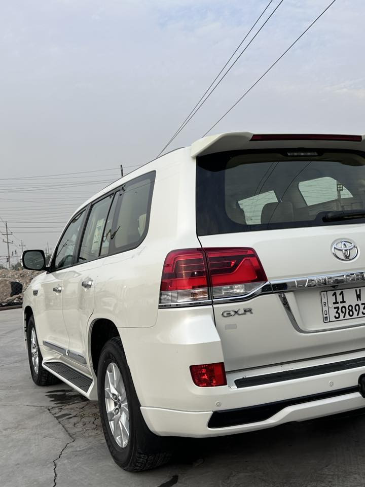 السلام عليكم اخوان لاندكروز خليجي فطيم للبيع موديل 2017 السياره جاهزه وحلوه وكفاله من الشخط مكينه 8 سلندر 4.7السياره توني شادلهه تاير دلوب ماشيه 184 مواصفاتهه تشغيل عن بعد بصمه كشنات جلد تحكم استرن جهه وحده 
لسعر 47000 وبيهه مجال حك الجيه للتواصل ***********
