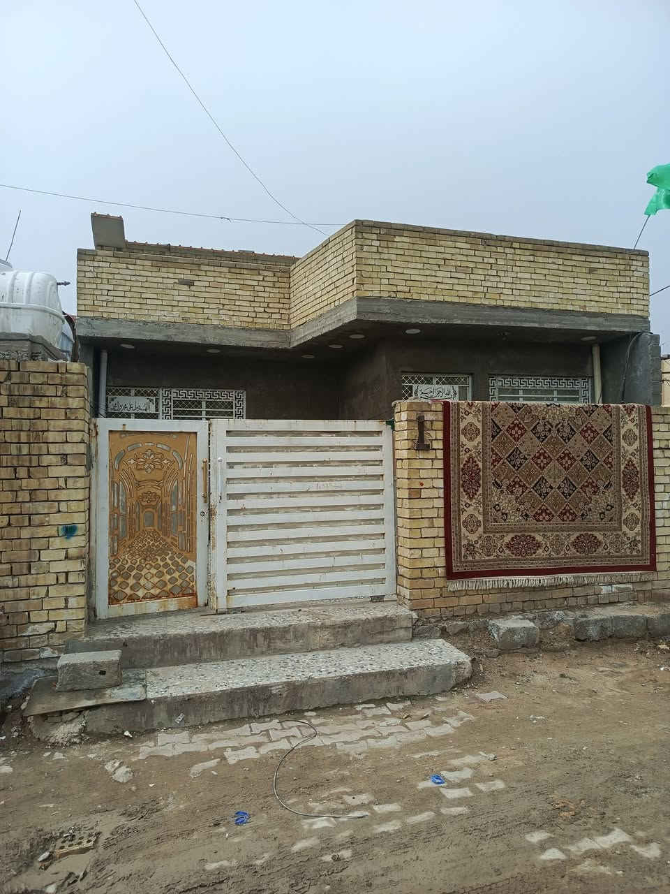 سلام عليكم عندي بيت البيع بحي لبساتين قريب علا اسواق صدرين المساحه 200 ثنين غرف حولي درج بيتونه طولاه 10متر مطبخ 5 في4 ستقبلل 6في 4 وكراج وحديقه ومجمع صحيات  سند اصفر سعر علا رقم ***********
