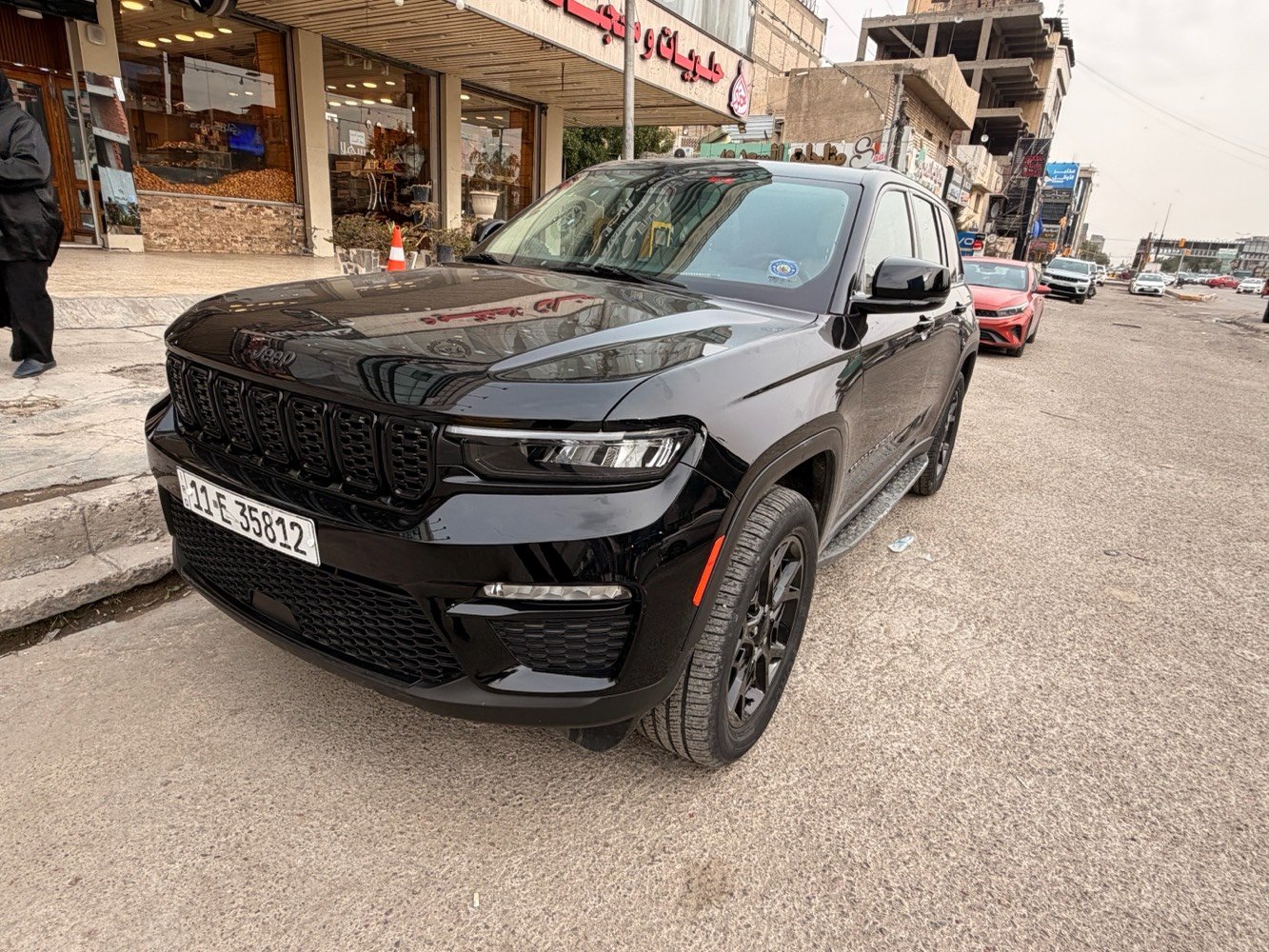 جيب شيروكي أسود، موديل جديد بحالة ممتازة. السيارة مزوّدة بتصميم داخلي مريح وأنيق، مع شاشات عرض خلفية وأنظمة ترفيه متقدمة. مثالية للعائلة والرحلات. متوفرة للمعاينة في أي وقت داخل بغداد.