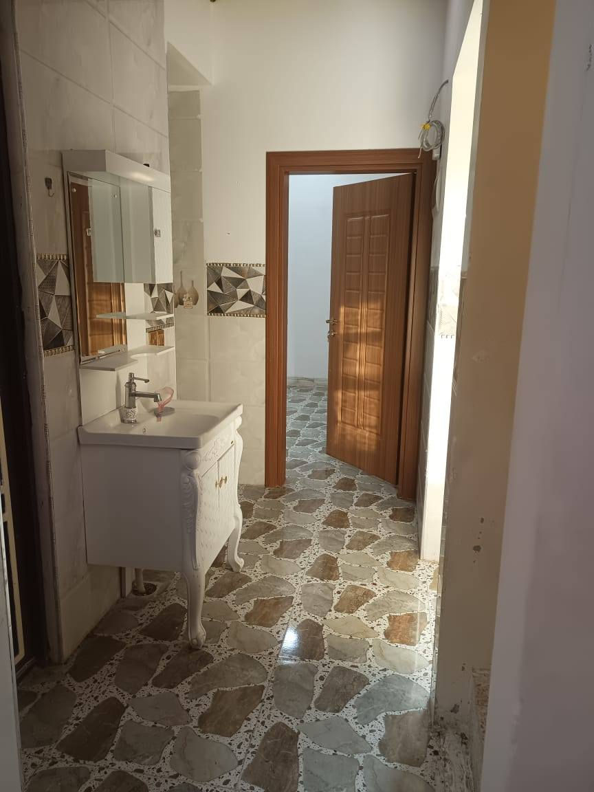 بيت للبيع في حي الفلاح خلف الملعب مساحة 100متر طابق واجه 10متر 2نوم واستقبال ومطبخ  وحمام وسطح راجع إلى مكتب الفاتح الجديد للعقار ***********/***********
