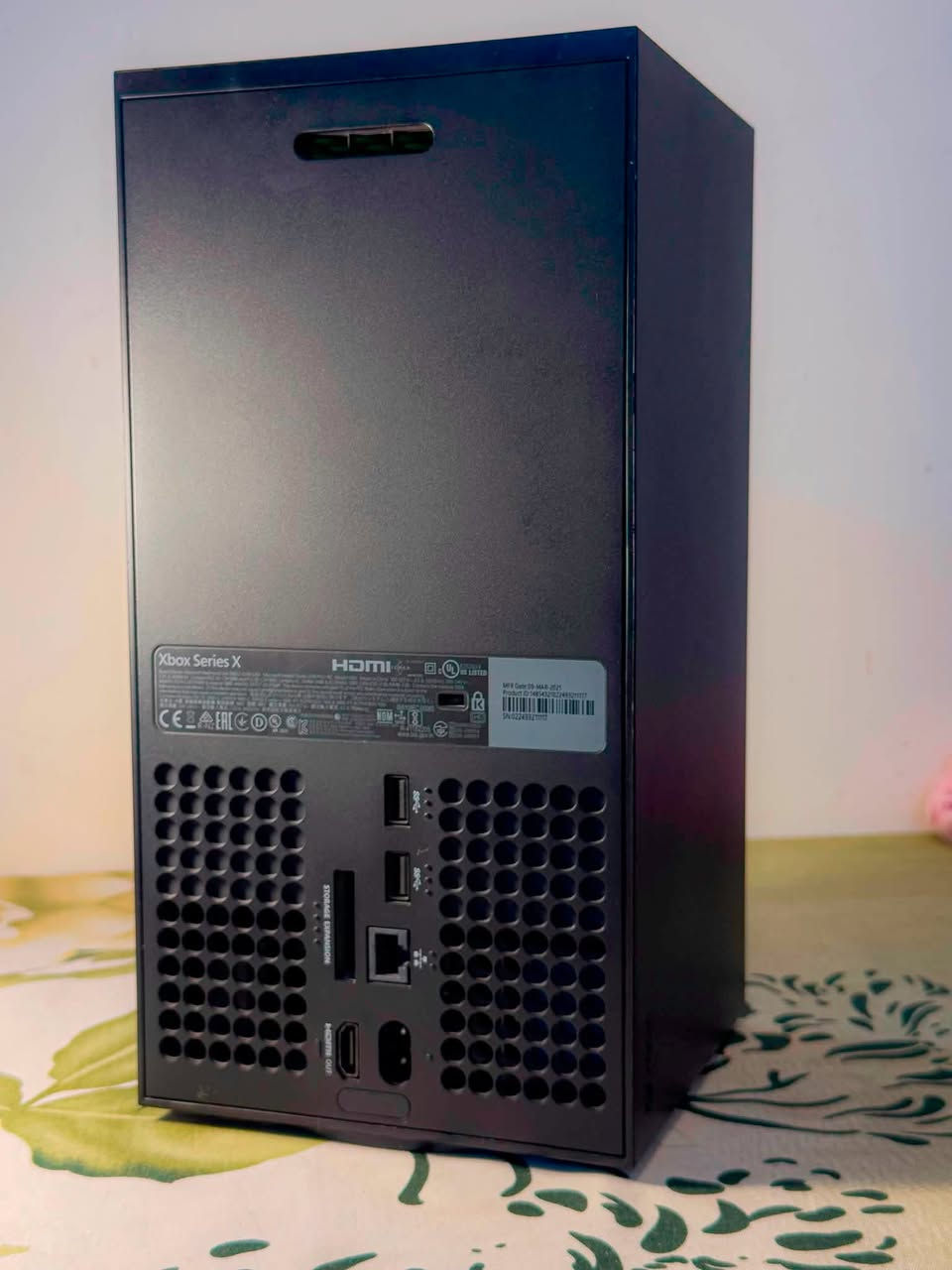 Xbox series X 2024
الجهاز نظيف استعمال قليل 
يباع مع كامل المجموعة 
. + جويستك من ماركة starfiled , سعرها 125-140 الف دينار 
موصفات:

* المعالج (CPU): معالج AMD Zen 2 مخصص، 8 أنوية، بتردد يصل إلى 3.8 GHz.
* معالج الرسوميات (GPU): AMD RDNA 2 بقوة 12 تيرافلوب، مع 52 وحدة معالجة.
* الذاكرة (RAM): 16 جيجابايت GDDR6.
* التخزين: 1 تيرابايت SSD NVMe فائق السرعة (حوالي 802 جيجابايت متاحة للمستخدم بعد النظام).
* دقة العرض: حتى 4K Ultra HD أصلي، مع دعم 8K للوسائط وبعض الاستخدامات.
* معدل الإطارات: حتى 120 إطارًا في الثانية (120 FPS) في الألعاب المدعومة.
* تقنية تتبع الأشعة (Ray Tracing): مدعومة على مستوى العتاد.
* تقنية Quick Resume: التنقل السريع بين عدة ألعاب دون فقدان التقدم.
* دعم HDR: يدعم HDR10 وDolby Vision Gaming على الشاشات المتوافقة.
* الصوت: يدعم Dolby Atmos وDTS:X لتجربة صوت محيطي.
* محرك أقراص: قارئ Blu-ray 4K UHD للألعاب والأفلام.
* التوافق مع الأجيال السابقة: يشغل آلاف ألعاب Xbox One، والعديد من ألعاب Xbox 360 وXbox الأصلية.
* تقنيات تحسين الأداء: يدعم Variable Refresh Rate (VRR) وAuto Low Latency Mode (ALLM).
* المنافذ:
    * منفذ HDMI 2.1.
    * 3 منافذ USB 3.1.
    * منفذ Ethernet.
    * منفذ توسيع التخزين (Storage Expansion Card).

الموقع كربلاء : السعر يبدأ من 900 الف 
وتساب ***********
