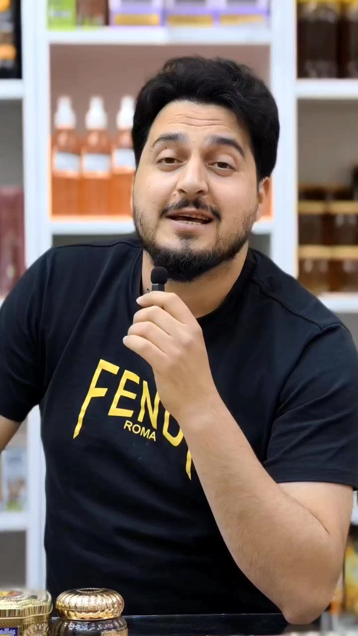 زبائن معشب الأمين الكرام،
على مدار ثلاثين عامًا، ومنذ عام 1995، ونحن نسعى جاهدين لنكون عند حسن ظنكم، مقدمين لكم منتجات طبيعية منتقاة بعناية وجودة عالية، إيمانًا منا بأن الثقة مسؤولية، وأن الصحة أمانة.
🔹 كبسولات الثوم عديمة الرائحة
نوفر لكم كبسولات الثوم الخالية من الرائحة، والتي تحتوي على المركب الفعال الأليسين (Allicin)، المعروف علميًا بخصائصه:
المساعدة في تمييع الدم وتقليل خطر التجلطات عبر تأثيره المضاد لتجمع الصفائح الدموية.
دعم صحة القلب والأوعية الدموية.
خصائص مضادة للبكتيريا والميكروبات.
المساهمة في تقوية المناعة وتنظيم ضغط الدم.
🔹 زيت الزيتون البكر السوري – عصرة أولى
منتج طبيعي عالي الجودة، غني بـ مضادات الأكسدة والبوليفينولات، ومن فوائده:
دعم صحة القلب وتقليل الإجهاد التأكسدي.
تحسين صحة الجهاز الهضمي.
تغذية البشرة والشعر بفضل احتوائه على فيتامين E والأحماض الدهنية المفيدة.
🔹 شامبو الأمين الثلاثي (السدر – إكليل الجبل – الزيتون)
تركيبة طبيعية مميزة لمعالجة مشكلات الشعر، تساعد على:
تقوية البصيلات والحد من التساقط.
تنظيف فروة الرأس بلطف.
تعزيز كثافة ولمعان الشعر.
يحتوي على نسبة منخفضة ومدروسة من Sodium Lauryl Sulfate لتقليل التأثير المهيّج والحفاظ على صحة الشعر.
تم تصنيعه خصيصًا لمعشبنا بإشراف الكيميائي عمار.
🔹 ماء الورد الطبيعي الفاخر
مصنوع من ثلاثة من أجود أنواع الورد الطبيعي، ويشهد طلبًا متزايدًا لما له من فوائد في:
ترطيب البشرة ومنحها النضارة.
المساعدة في تهدئة التهيج والاحمرار.
دعم تجدد الخلايا وتحسين مظهر البشرة.
🔹 مستحضر إكليل الجبل – معمل العماد
منتج داعم للحد من تساقط الشعر وتحفيز الدورة الدموية في فروة الرأس.
🔹 سيروم إكليل الجبل الخاص بمعشب الأمين
اخترنا السيروم بدلًا من الزيت لسبب علمي مهم؛ إذ يتميز السيروم بقوام أخف وسرعة امتصاص أعلى، مما يسمح بوصول أفضل للمكونات الفعالة إلى فروة الرأس دون ترك طبقة دهنية قد تعيق تنفس البصيلة أو تسبب انسداد المسام، إضافة إلى سهولة الاستخدام اليومي.
📍 العنوان: الرمادي – شارع المستودع
📞 رقم تيلغرام للتوصيل والاستفسار: ***********
📞 رقم واتساب للتوصيل والاستفسار: +9647809904982
معشب الأمين… خبرة تمتد لثلاثة عقود في خدمتكم 🌿 @أبرز المعجبين
