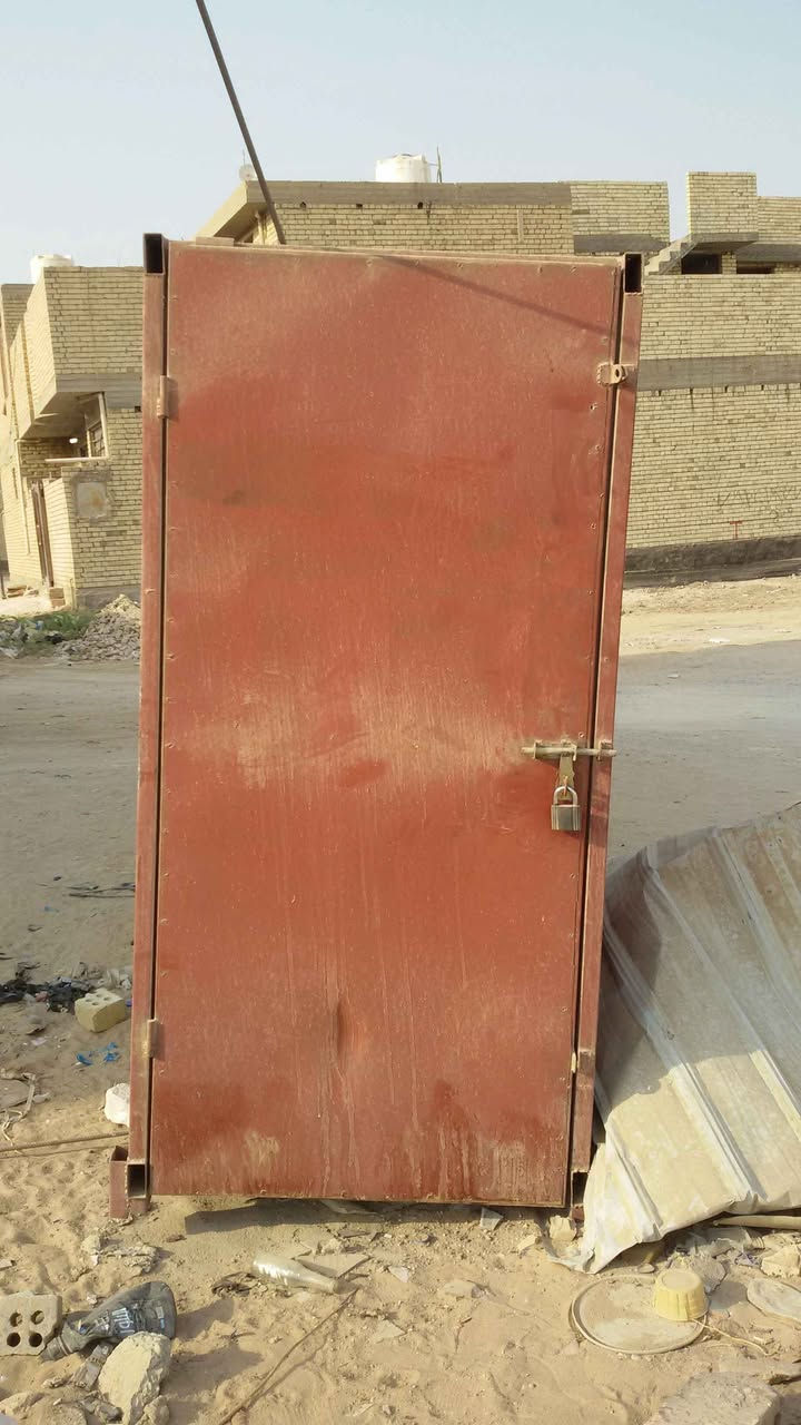 صندوق حديد طوله 6.25م و عرضه 1م و ارتفاعه 2م له باب واحد كما مبين بالصور يستخدم في محلات الانشائيه لحفظ بواري الماء و المجاري و يستخدم لحفظ الدواجن (قفص طيور الزينه و ما شابه) السعر 350 الف دينار الاتصال ***********-*********** كربلاء, العراق

