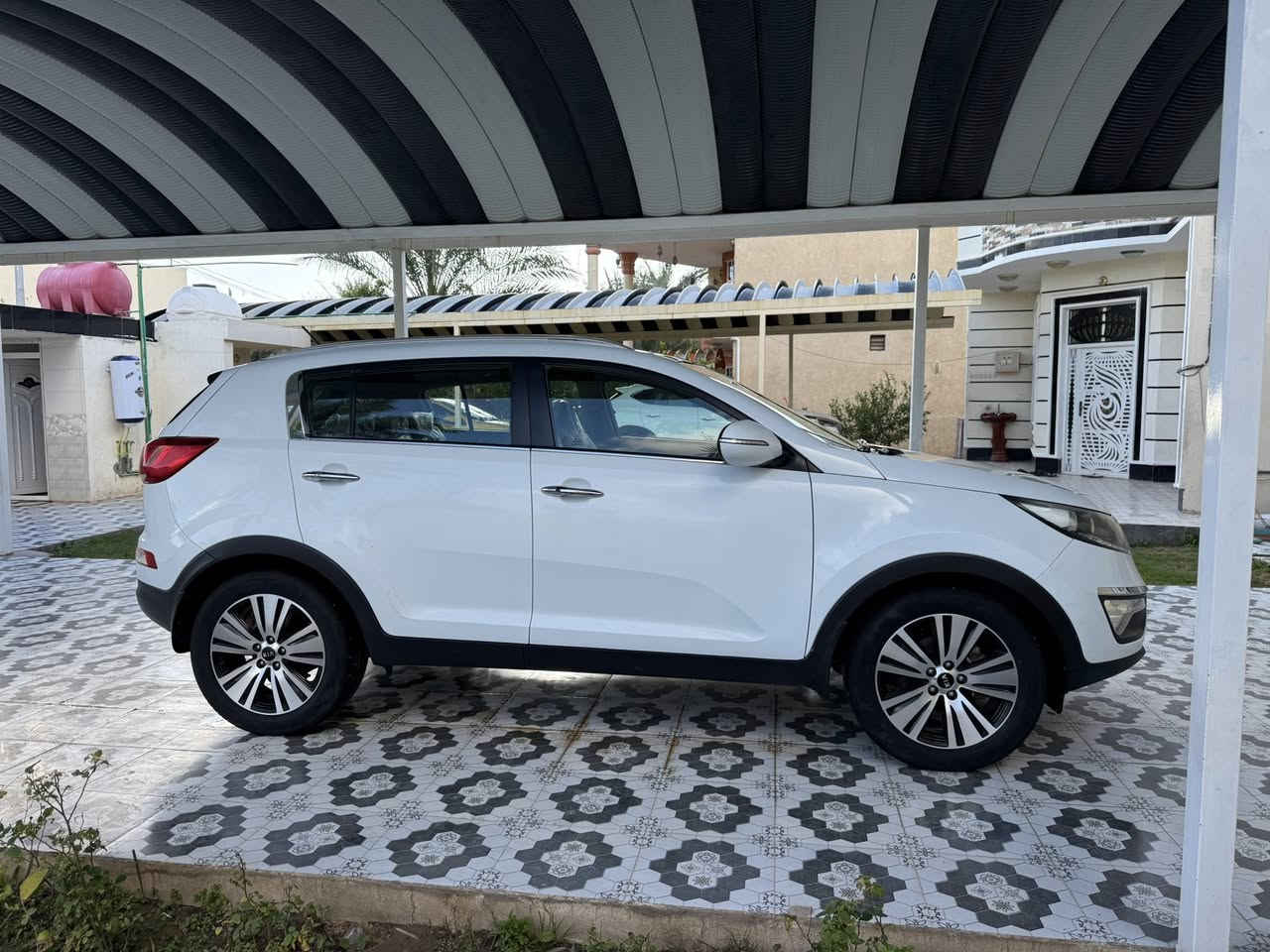 كيا سبورتج خليجي 2015((كفالة))
فول موصفات(( 4بصمات+بنروما+كشن كهرباء +اشاير بالمري +لد امامي+كامرا وحساس))
حجم المكينة 2000 ميكانيك كله مكفول 
رقم بغداد سنوية وهزة ورقام جديد 
((لاشخوط ولابارد))
***********/بعقوبة
