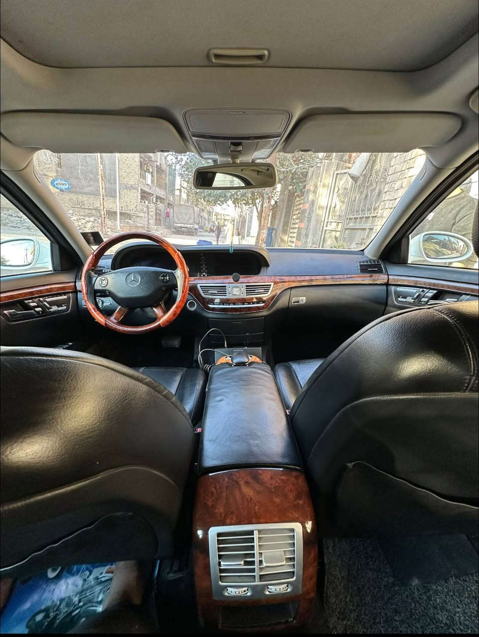 السلام عليكم 
مرسيدس s350 2006 w221
رقم سليمانيه بسمي تحويل ثاني يوم 
- لون غرفة اسود+
- مري شفط
- جنطة شفط
-  فتحه سقف
-شاشه + ماوس 
-ستيرن كهرباء + تحكم ستيرن جهتين
- تبريد منفصل + قطعتين تبريد 
-كشنات كهرباء جهتين
-تدفئه كشنات 
-خزن ميموري 
-وضعيات قياده E-S-M
-اشاير مري 
-كروس سرعه 
-شاشه + تحكمات
-جام بلورايز بلادي
-بلوتوث بلادي 
-ويل ١٨ AMG
-كامرة خلفية بلاد
وباقي المواصفات معروفة
ماشية 153 الف   بيهه قطعتين كلير فقط . سياره جاهزة 
 السعر 178 وبيها مجال
الشراي يتصل ‭***********‬  متوفر واتساب بغداد, العراق
