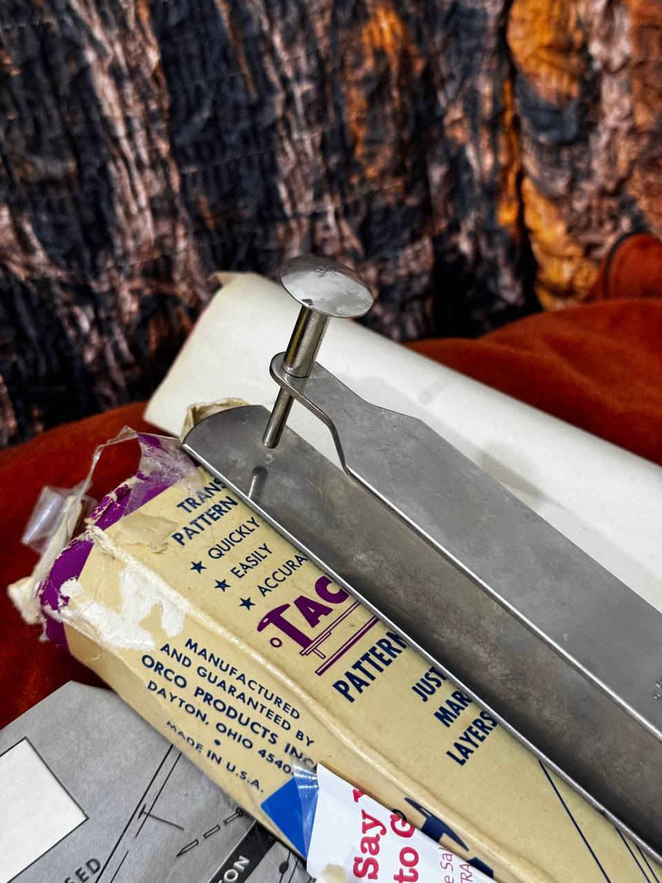 قطعة خاصة بفصالات الخياطة صناعة ستينات بلكرتون غير مستخدمة صناعة أمريكي 20 الف نهائي ***********
