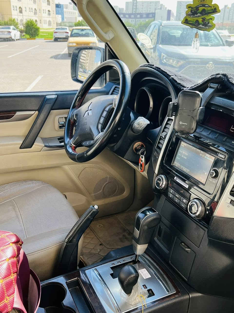 السلام عليكم 
باجيرو 2016 (حبتور ) 
ابيض 
مري شفط
كشنات كهرباء 
كشنات جلد 
دمامات 
اشاير بالمري
تحكمات استيرن
شاشه كامره
فتحه سقف 
حساسات
وباقي مواصفات الحبتور معروفه 
………….
ماشيه (144الف ) 
رقم اربيل بأسمي 
بارد بالباب الخلفي شبر 
وتكحيل بالقماره شبر 
السعر::(185$) وبيها مجال 
***********
متوفر واتساب واتصال 
مكان السياره : بغداد (مجمع بسمايه )
