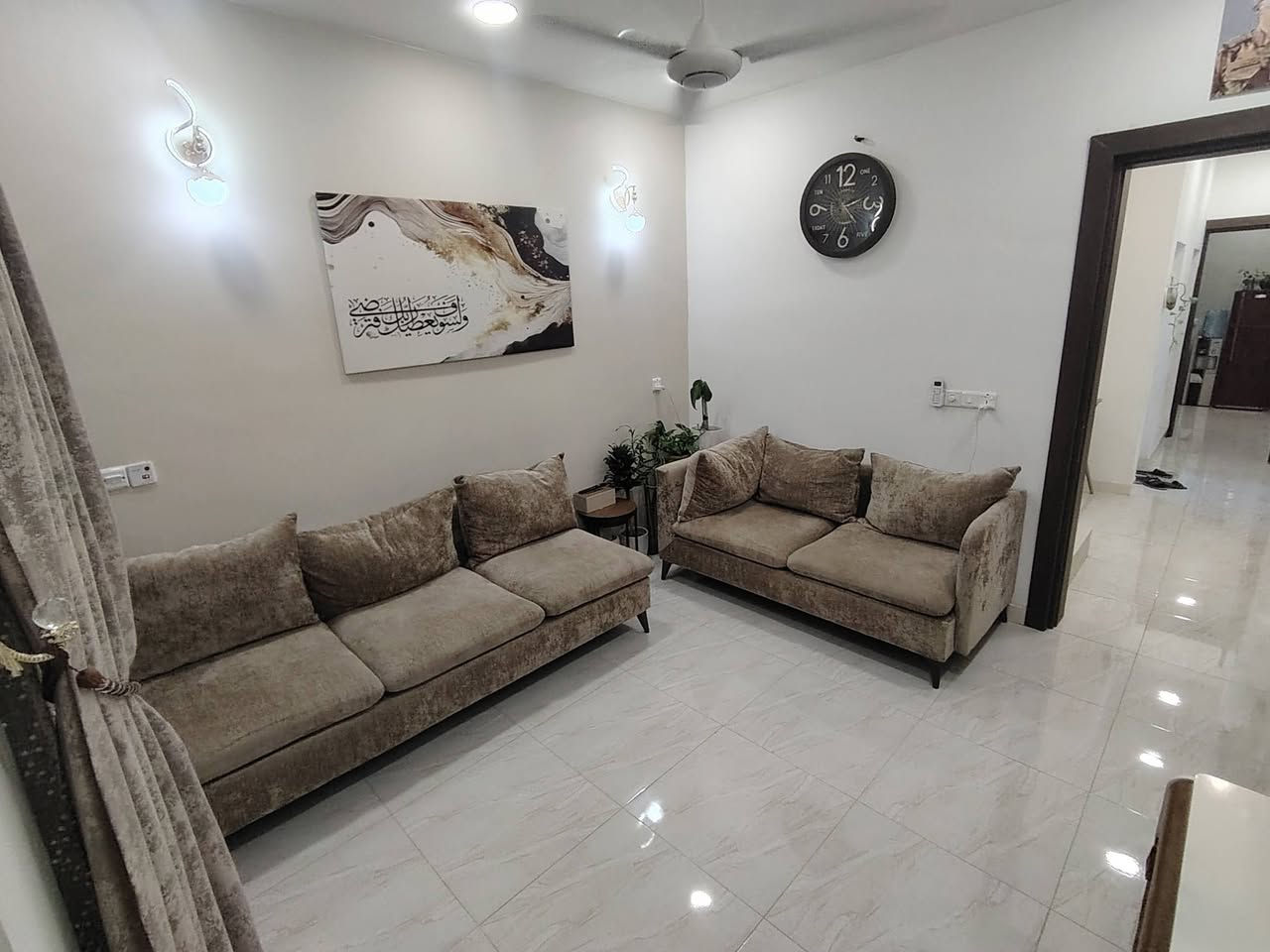 دار للبيع مساحة ٥٦ متر
مجاور شارع علي الفريجي بناء ٢٠٢٥ 
الطابق الارضي (هول +درج +مساحه درج+حمام+منور+مطبخ)
الطابق الاول (غرفه نوم كبيره + حمام+منور+غرفه نوم)
الطابق الثاني (بيتونه كبيره تحتوي على لاندري ومغسله + سطح امامي +سطح خلفي)
جميع الانابيب والكهربائيات وبواري السبالت وتسليك الكامرات والنت والساحبات دفن 
الارضيه بورسلين 
الاناره دفن + الغربيات تعليك مع المغاسل 
للاستفسار ***********
