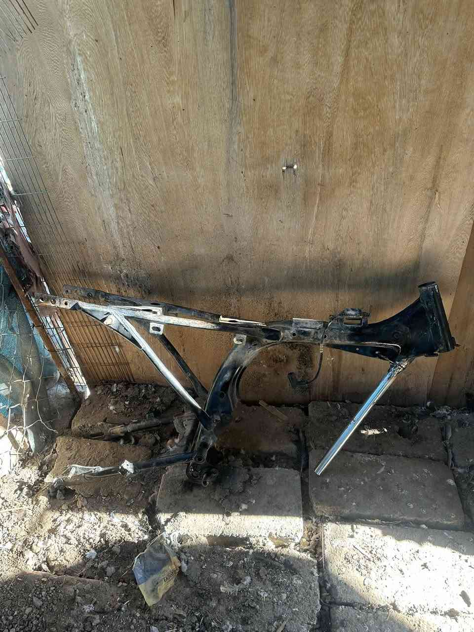 سلام عليكم لشات ثنين لبيع وحده محور بوري رفيع وثانيه من جوه مكان دواسه لبريك ملحوم بدون اوراق لوحده ب٦٠ قفل هيه ولماشه ***********
