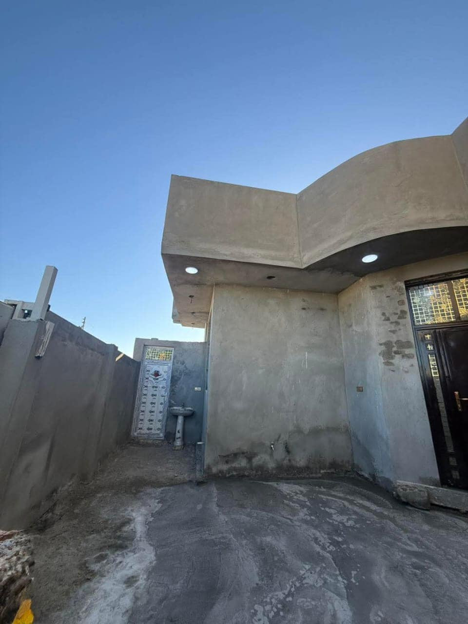 بيت للايجار مساحته 200 م غير مسكون سابقا جديد يحتوي على غرفتين نوم وموزع وحمامات عدد ٢ وهول واستقبال ومطبخ حار وبارد ومناور عدد 2 
عنوانه ابي غرق حي الحسين الثاني شارع بزل حجي علي 
ملاحظه الارضيه صب

للاستفسار
***********
