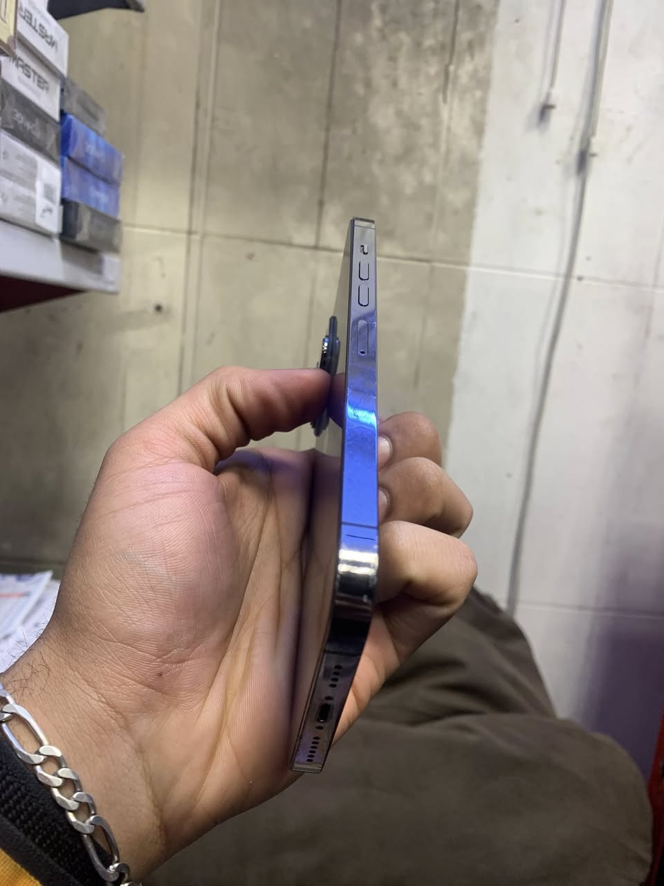 آيفون 13bro max
بطاريه 87
ذاكره 256
الجهاز نضيف فقط بصمه الوجه وكفت بلتحديث يرهم بيع ومراوس 
العنوان بغداد حي اور ***********
