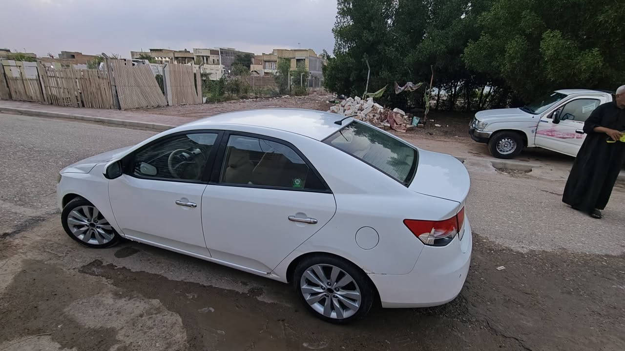 العنوان: كيا سيراتو 2013 خليجي (مواصفات كورية) - نظيفة جداً وكاملة المواصفات
التفاصيل:
• النوع: كيا سيراتو (Cerato).
• الموديل: 2013.
• المحرك: 2.0 لتر، 4 سلندر (قوي واقتصادي).
• ناقل الحركة: أوتوماتيك.
• المسافة المقطوعة: 185,000 كم.
• اللون: أبيض ملكي.
• اللوحة: البصرة (خصوصي).
المواصفات والإضافات:
✅ بصمة تشغيل وبصمة أبواب.
✅ شاشة عرض كبيرة مع كاميرا خلفية.
✅ داخل قماش نظيف جداً.
✅ السيارة بحالة ممتازة (كير ومحرك وكفالة عامة).
حالة البدي (حسب تقرير السونار):
السيارة نظيفة جداً وخالية من الحوادث القوية، السونار مفتوح حديثاً (شهر 10 لسنة 2025). يوجد صبغ وتكحيل في ثلاثة قطع (الجانب الأيمن والأيسر وتكحيل بالمصد الخلفي) لأغراض التجميل فقط، والتقرير المرفق يوضح كافة التفاصيل بدقة.
بيها مجال قليل للشراي الطيب.
ملاحظات إضافية:
التحويل ثاني يوم (السيارة باسمي).
البيع نقداً فقط، لا أرغب بالمراوس.
للتواصل والاستفسار
📞 ***********
المكان: [أضف منطقتك هنا، مثلاً: ميسان/العمارة]
