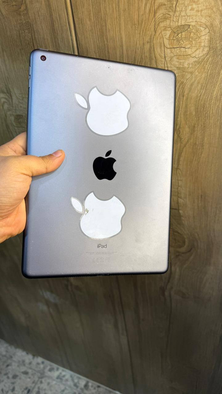 السلام عليكم اقراء الوصف
ايباد تسعه   الذاكره 46 البطاريه 89 
مابي طخات
نضيف
بس مبدل كلاسه
الرقم ***********
السعر 185 بي مجال
