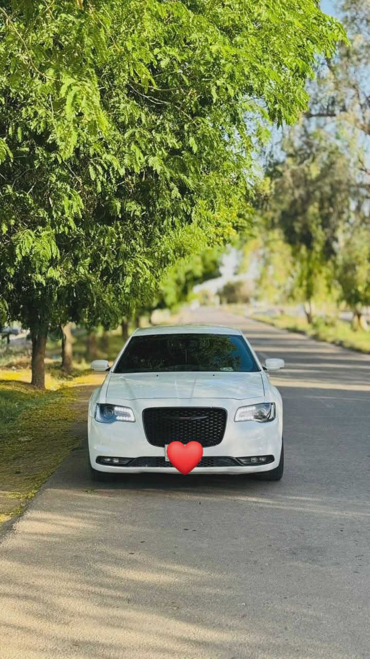 السلام عليكم 
كلايلسر 300 S فول موديل 21 
حساس امامي خلفي 
كامره خلفيه 
رادار جانبي 
تبريد تدفئه مقاعد اماميه 
شفتات سترين 
وباقي المواصفات المعروفه بالكلايلسر بـ S
حادثها قطعتين فقط باب نفس اللون تبدلت وجاملغ مصبوغ بدون اي دواخل 
وين ميعجبك تفحص 
السعر 244 وبيها مجال لشراي 
لاستفسار لاتصال ع الرقم 
***********
