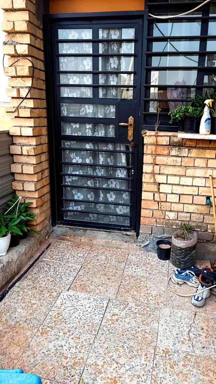 🏡 للبيع – دار سكنية في بغداد / جسر ديالى الجديد – الكرغولية (سدة جبور)🔑
📐 المواصفات:

- مساحة الأرض: 290 م²
- مساحة البناء: 130 م²
- طابق واحد
- سند 25

🏠 تفاصيل الدار:

- 🛏️ غرفتا نوم (4×6) و(4×5)
- 🛋️ استقبال
- 🏡 هول
- 🍽️ مطبخ
- 🚿 حمام + تواليت مشترك

🌿 المميزات:

- مناور عدد (2)
- ترك خلفي
- حديقة أمامية تصلح كراج

💰 السعر: يُذكر عند الاتصال

📞 الاتصال: ***********
📲 واتساب: ***********
