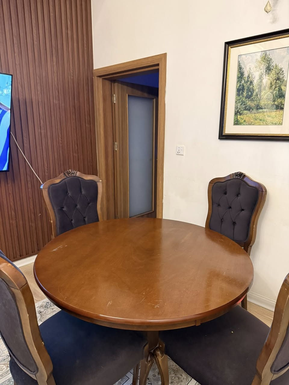 سلام عليكم تخم ٨ مقاعد نظيف جداً مع ميز طعام و٤ كراسي السعر مليونين وربع للتواصل ***********
