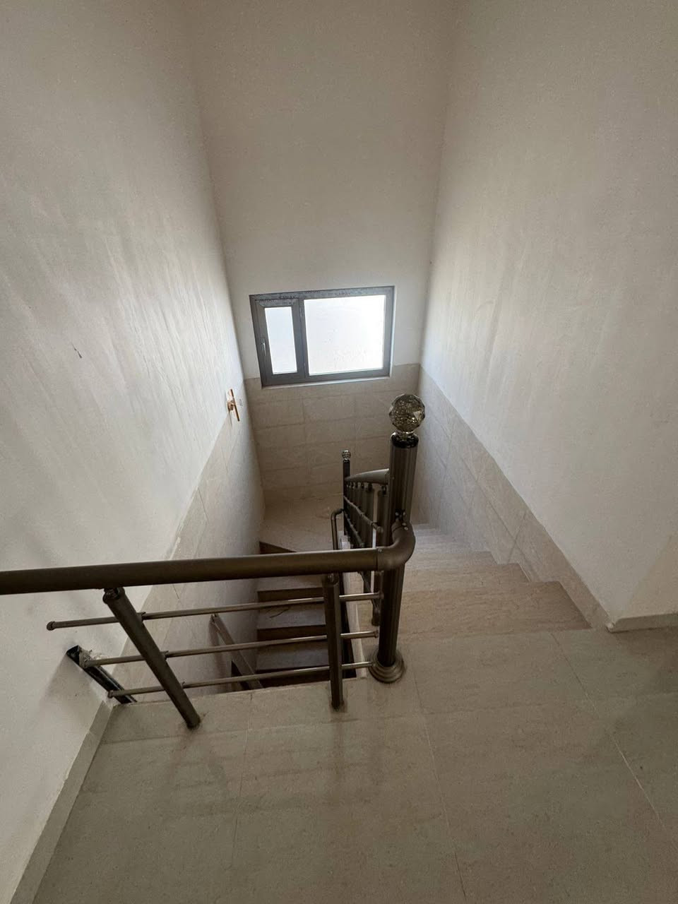 هذا مساحة 117 بناء حديث 2025
غير مسكون تسليم مباشر  وبنائة بااشراف كادر هندسي 
طابو صرف زراعي 
طابق الاول يتكون من غرفة نوم وصالة ومطبخ وهول مجمع صيحات خارجي وداخلي 
طابق الثاني يتكون من غرفتين وهول  ومجمع صيحات سطح عالي ناصي
واجهيه 9 نزال 13 
حي الزيتون شارع الامام الحسن 
السعر / 165 وبي مجال
***********3
