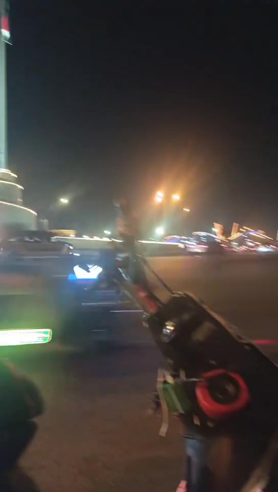 السلام عليكم شباب، دراجة ماكس للبيع، مال بيت ومصروف عليها من الصفر وكلشي بيها جديد وجاهز. الدراجة تزويد وترتيب موضح بالصور والفيديو:
​المحرك: بوشة مزودة 55، الشغل كله على إيد مصلح مضبوط ودرجة أولى (يعني محرك جمر وصافي).
​التايرات واليالة: جدد زيرو، ما صارلي 10 إلى 15 يوم من شديتهن.
​الادامة: دهن أصلي دائمي، وبنزين ما يدخللها غير بنزين محسن من المحطة وبس.
​الاضافات الرياضية: صالونصة رياضية صوت نغمة حلوة، وكلشي بيها رياضي ومعدل.
​السيستم: بيها سماعات كاملة وجاهزة.
​الشرط: الدراجة مثل ما موضح بالفيديو والصور، تدير سلف وتتوكل، ما تحتاج برغي واحد.
​📍 المكان: الفلوجة  قفلها 400  استفسار على رقم الواتساب  ***********
