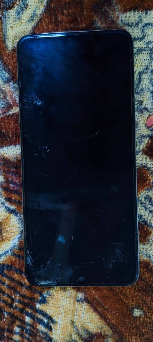 السلام عليكم للبيع realme C53 الذاكرة 256 رام 16 كسر صغير بالجامه والباقي باللزكه والجهاز لمسه حيل زين السعر 100 وبيه مجال قليل للاتصال *********** مكاني ناحية الزوية
