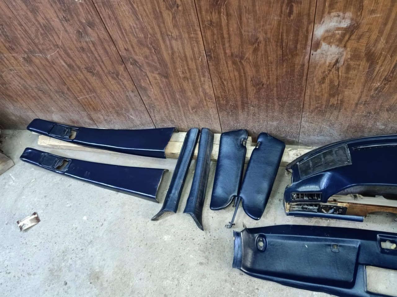 السلام عليكم دشبول مال جامنبوا 91 ديكور امامي هو والشمسيات كفرات تكم الامامي والوسطي مال حزام  وكفرات خلفية 
غرفة صندوق زولية يدات نيكل ابواب داخلية واكو نواعم لاتصال ***********
