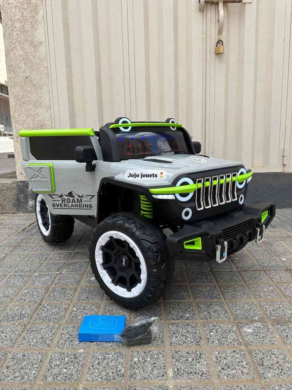 VOITURE ÉLECTRIQUE JEEP 4x4 12V ⚡️
✅🎖️JOJO JOUETS🎖️✅
🔵‼️HARES DEGDEG‼️🔵
✔️Batterie 12V7AH. 
✔️4 Moteurs 💪.
✔️Télécommande 2,4 GHz.
✔️Fonction balançoire.
✔️Lumière Avant LED.  
✔️Lumière d’ambiance LED. 
✔️3 Niveaux de Vitesse. 
✔️Design ergonomique.
✔️USB et Aux pour la musique.
✔️1 Place. 
✔️Tranche d'âge : 1 à 8 ans. 
✔️Portes ouvrables. 
✔️Vitesse maximale : 10 km/h
✔️Ceinture de sécurité.
✔️Contrôle de l'app Téléphone 📱 . 
✔️ Capacité de charge :30 Kgs.

Les Couleurs Disponibles : Blanc / Rouge / Gris. 

‎📦🚚التوصيل مجاني لجميع المدن مع الدفع عند الإستلام. 

🔵‼️HARES DEGDEG‼️🔵

💰 تخفيضات


**إذا كنت صاحب هذا الإعلان وتريد حذفه لأي سبب، رجاءا أرسل رسالة إلى الدعم الفني**