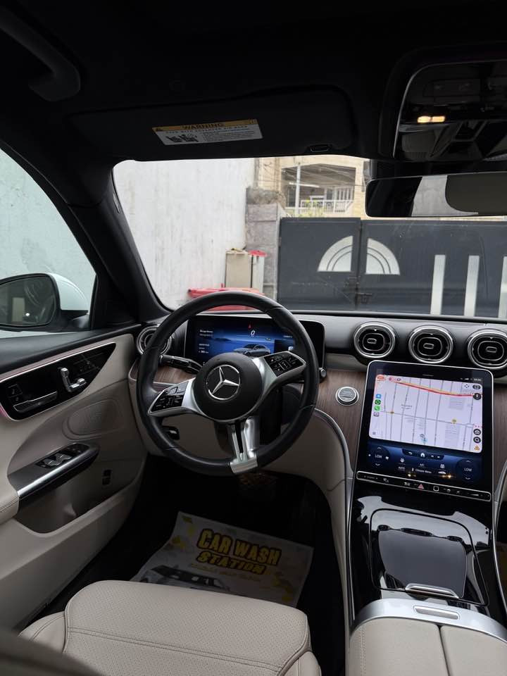 (للبيع مرسيدس c300 2023 )
وارد امريكي صور الحادث مرفقه بالمنشور بدون دواخل بدون شاصي. 
ماشيه ١٧ الف 
السياره جاهزه بدون اي نقص 
فول مواصفات 
داخل ابيض 
فتحه سقف 
نقطه عمياء 
صندوق كهرباء 
٤ كامرات 
اوتو بارك 
اناره محيطه 
ترحيب بالمري 
تدفئه بالكراسي   مساج 
خزن ميموري 
وبعد هوايه 
سعر السياره.  32الف دولار
للاتصال ***********
