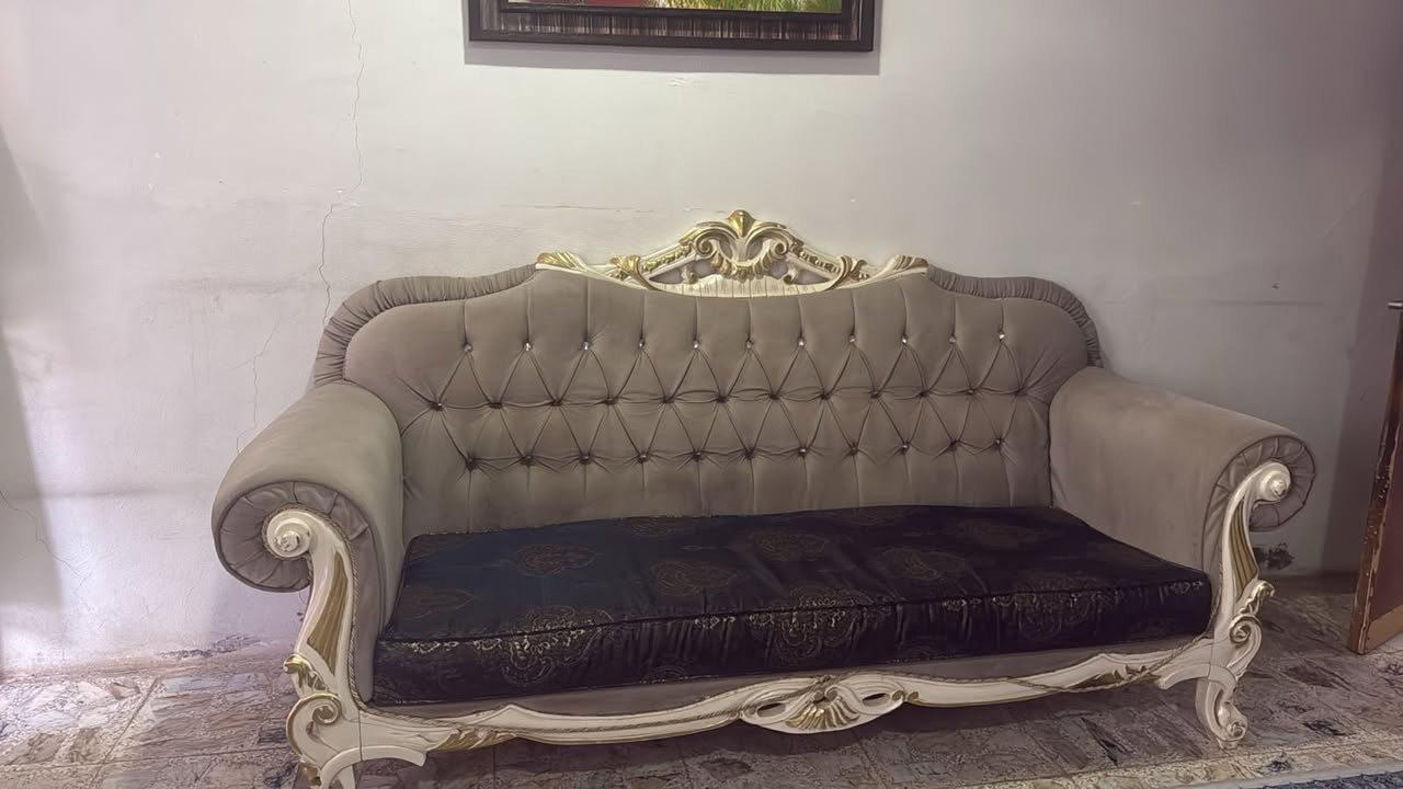 ‏سلام عليكم ورحمة الله وبركاته
‏ تخدم ملكي للبيع مثل ما موضح بالصور 
‏ مرتب وكعدته حلوة￼ 
عايز ترتيب 
*********** الي يحب بي واتساب
