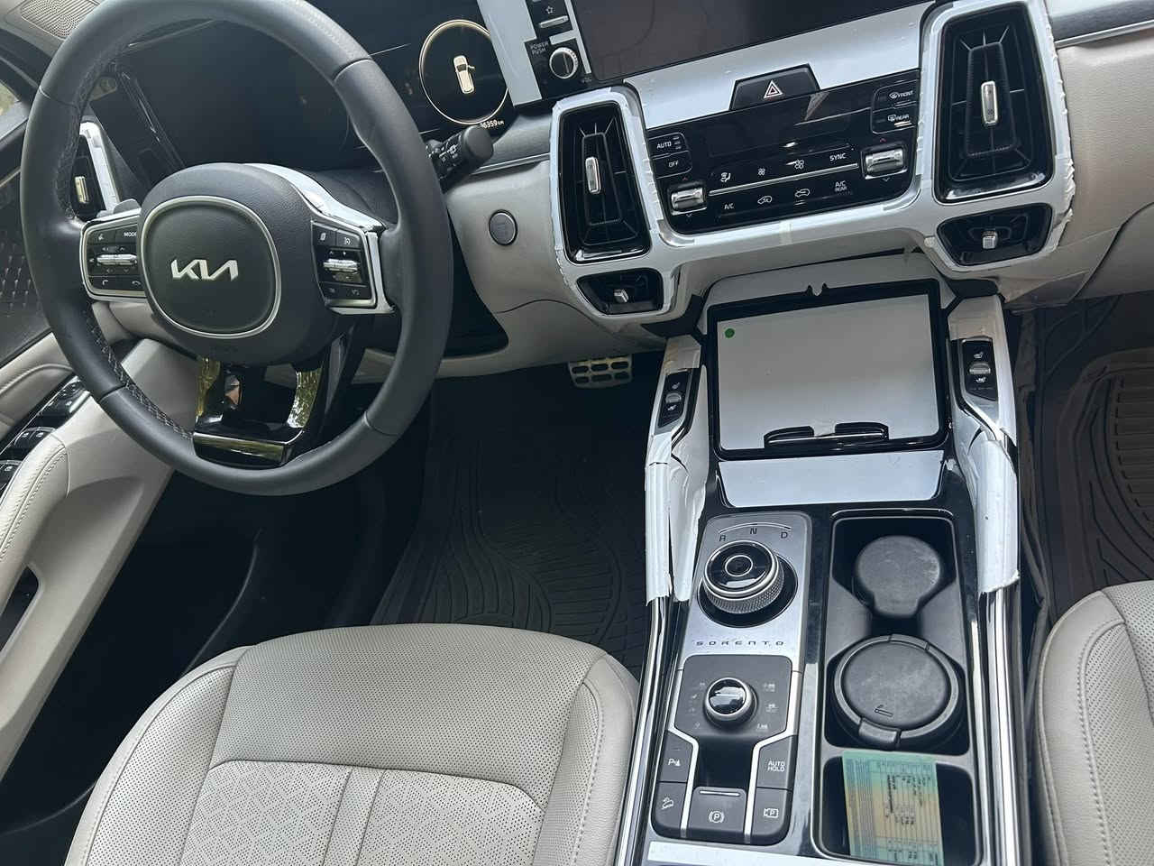 سورنتو ٢٠٢٣ ماشيه ٣٦ الف مكفوله كفاله عامه 
اربع كامرات فور ويل فول واحد على واحد ضمان الدوليه من هيه زيرو على ايدنه السعر ٣٢٥ 
للاتصال ***********
