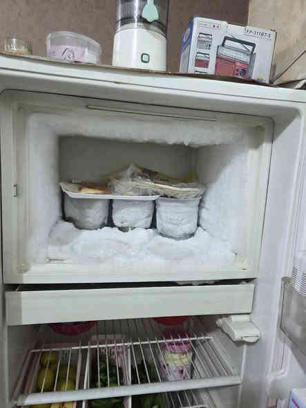 ثلاجه مصريه نظيفه حيل على الشركه باب واحده كبيره طول ١٦٢ والعرض ٦١ سم  السعر ١٧٥ للاتصال ***********
