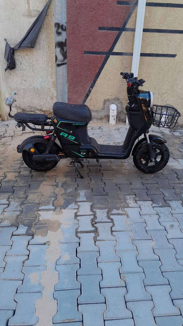 دراجه شحن للبيع جديده باتريات ستوني شادهن سعر ٣٥٠ وبيه مجال مكاني واسط قضاء الحي ***********
