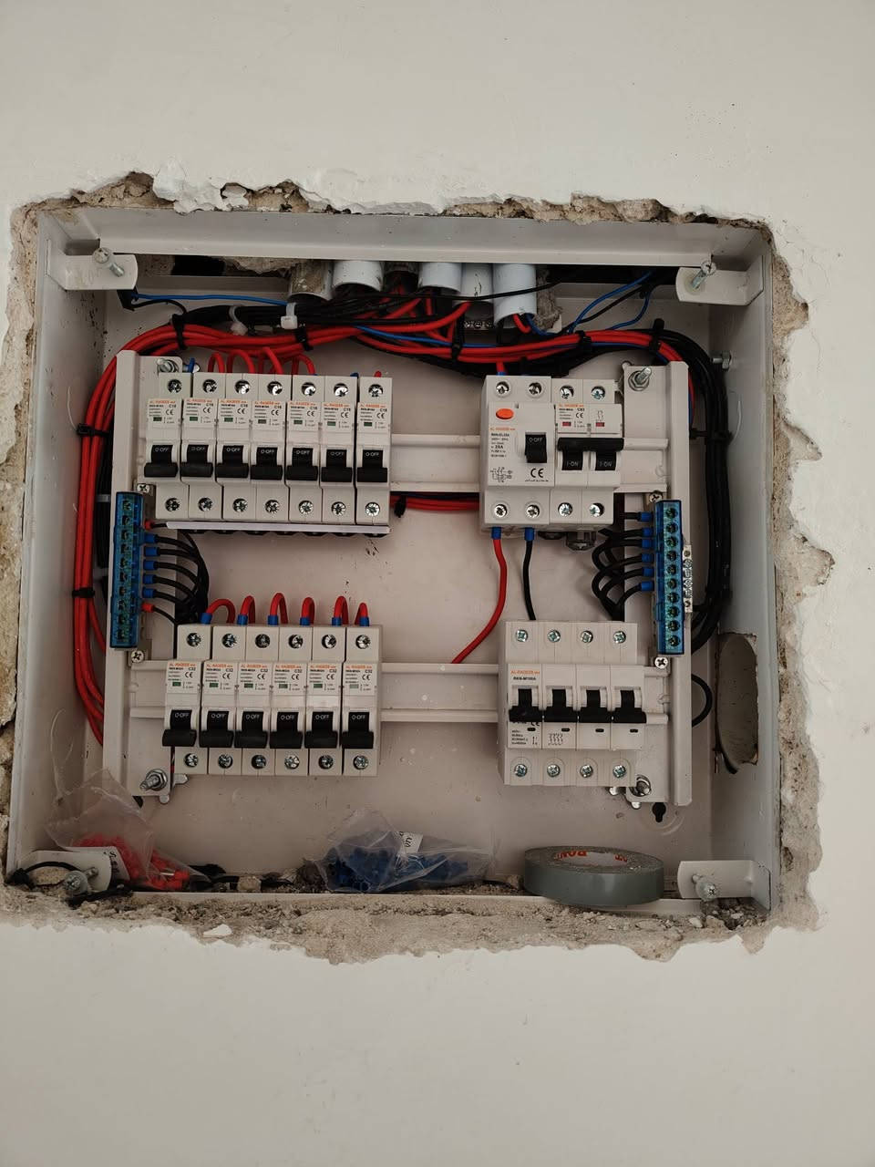 تم تنفيذ بورد حماية بسيط وبمواد اقتصادية الكلفة مقارنة بـ ATS، مع:
✔️ تقفيل البيت بالكامل.
✔️ تقفيل السيركت.
✔️ توفير حماية كاملة للأشخاص من الصعقة الكهربائية.
✔️ إضافة جوزة إيرث كلج للسخان لزيادة الأمان.
🔧 مواصفات البورد:
✅ حماية ثري فيز تفصل تلقائيًا في حال ارتفاع أو انخفاض الفولتية على أي فيز.
✅ إضافة سلكتر اختيار أفضل فيز مخصص لخط الإنارة لضمان استقرار الإضاءة.
✅ حماية خاصة على خط المولدة في حال ارتفاع أو انخفاض الفولتية.
💡 هذه المنظومة تضمن تشغيل مستقر وتحمي الأجهزة من الأعطال الناتجة عن تذبذب الكهرباء.
🔌 البخيت للأنظمة الذكية والتأسيسات الكهربائية
نصمم وننفذ بوردات حماية حسب الحاجة وبمواصفات عالية.
✍️ المهندس مرتضى
📞 ***********
📞 ***********
