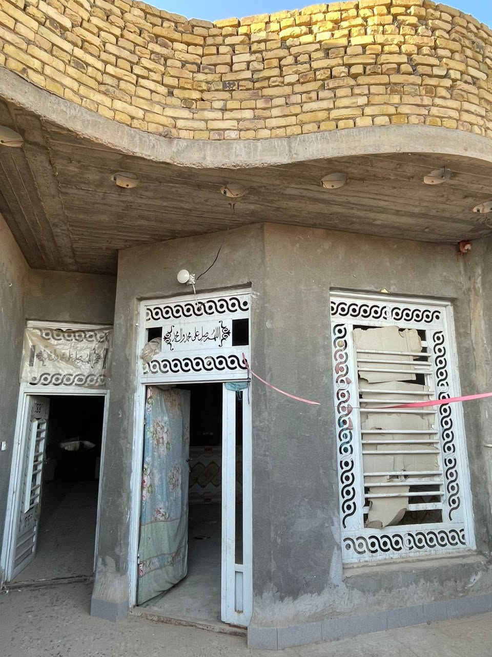 الدار للبيع في العماره حي الحسن العسكري دوانم لازم الساعدي
المساحه 125 متر 🏠 
(زراعي سند 25) يحتوي البيت ع استقبال و الصاله و مطبخ و صحيات داخليه وخارجيه و غرفه نوم البيت و الارضيه كاشي و الجدران سيراميك كل البيت  
البيت قريب ع سده ع تبليط ثاني بيت من شارع العام
(السعر 52💸) اتصل ع رقم ﴿***********﴾
