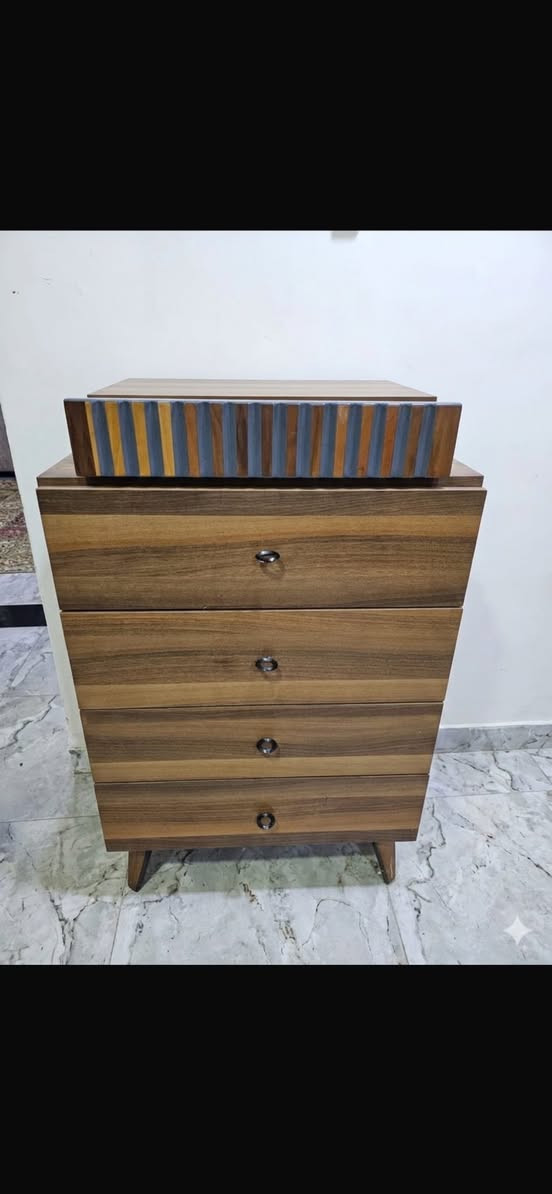 السلام عليكم للبيع غرفه تركي تفصال تحفه ثقيله جدااا ونظيفه جدا مكانه بابل المركز سعر مناسب لغرض السفر ***********
