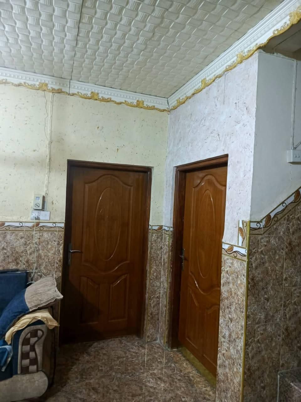للبيع دار طابو زراعي سند 25 المساحه 375سنتر على شارع الورديه  يتكون الدار مضيف خارجي غرف نوم عدد 3 هول مطبخ حار وبارد استقبال مع 4 محلات مجرات مع برج انترنيت مجر العنوان ورديه خارج مقابيل محطة الغاز السعر خاص ابو مصطفى للعقار ***********🌹🌹🌹

