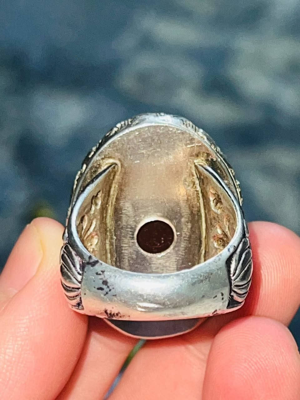 سلام عليكم محبس فضة اصلي عقيق يشف احمر مخطوط الوسط سوره التوحيد والداير مخطوط انا انزلناه في ليله القدر الى نهايه الايه توصيل موجود جميع محافظات العراق ***********
