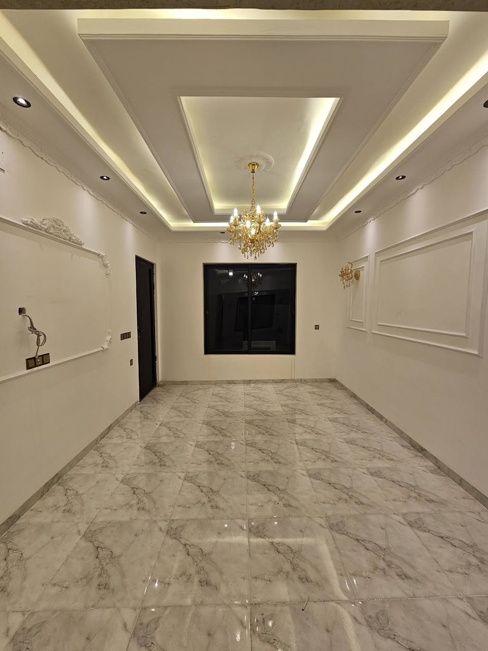 🏡 دار للبيع في حي السماح – الأساتذة
🔹 المساحة: 160 متر  
🔹 الواجهة: 11 متر  
🔹 البناء: حديث – سند طابو زهور (شرط تحويل)  
🔹 مكوّن من طابقين  
الطابق الأرضي:  كراج + هول + استقبال + مطبخ + غرفتين نوم (سويت) + صحيات  
الطابق الثاني:  4 غرف نوم (منها غرفة سويت) + هول + صحيات + بيتونة + سطح كاشي  
📍#مكتب_قصر_الامراء_العقاري 
 للاستفسار الاتصال على الارقام التالية 
*********** / *********** متوفر واتساب ايضا
