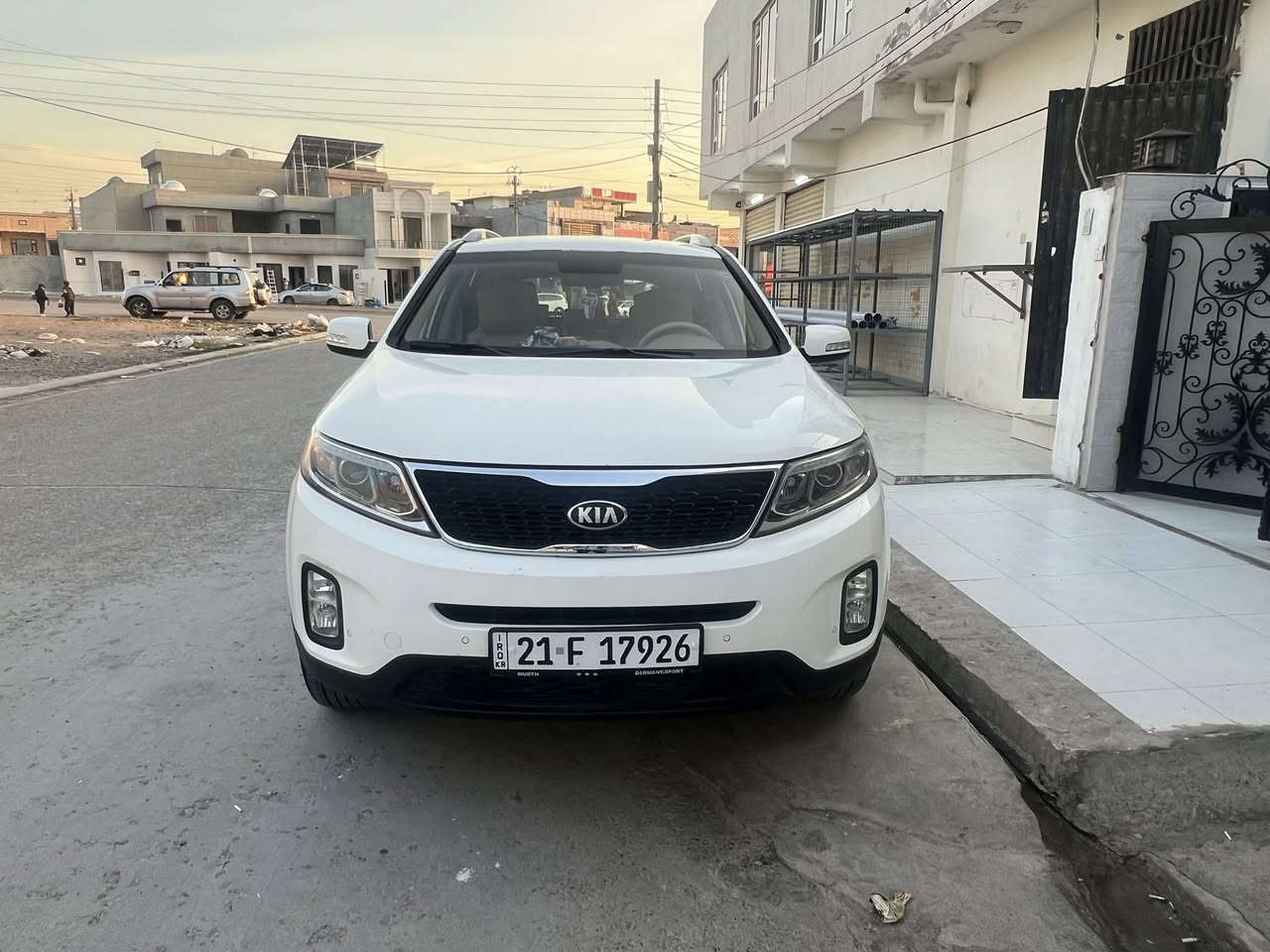 للبيع Kia Sorento 2013 شكل 2015 — خليجية نظافة خاصة جداً 🔥
✔️ سورينتو لون أبيض بحالة ممتازة جداً
✔️ استعمال شخصي مرتب والسيارة نظيفة من الداخل والخارج 
✔️ ممشى ١٦٥ ألف فقط
✔️ محرك + قير + شاصي بحالة ممتازة علما ان سيارة خليجي يعني بدون ضربة 
✔️ تبريد ثلج ومكيف ممتاز
✔️ إطارات  وويل ١٩ وجنوط وكالة بحالة جيدة ماصارلي شهرين من بدلت تايرات شرط نيكسيون الكوري 
✔️ لا تحتاج أي مصروف وجاهزة للاستخدام مباشرة

💎 المواصفات:
* ٧ راكب 
*محرك ٢٦٠٠ دوش (المرغوب ) ٤ سلندر 
* قير أوتوماتيك وبيها نظام الگير العادي 
* تحكمات ستيرن 
* مثبت سرعة
* حساسات امامي وخلفي 
*تبريد ٣ قطع 
* كاميرا خلفية 
* مرايا شفط  مع إشارات بيها 
*مسجلها البلادي  + AUX + USB + Bluetooth
* داخلية بيجيي ودشبول اسود نظيفة جداً
* 
ملاحظة / اني سيارة تعبان عليها هواي وبحياتها مامشتمة ريحة بانزين العادي كلة محسن + اوكتان اخلي ويه كل تفويلة حتى احافظ على جودة واداء المحرك والنسبة لدهن مكينة اخليلها النوع الافضل ومرات اذا lique molly ماكو اخليلها التوتاشي الياباني 

ملاحضة / دهن الكير مصار فترة هواي من بدلتة ودائما اوديها سيرفس للشركة كيا باربيل 
 وسيارة سنويتها نافذة لغاية ٢٠٢٨وبأسم والدي 

🚘 السيارة شكلها مرتب جداً والطريق عليها ناعم وثابت
فحص متاح للجادين والسيارة تستاهل المعاينة

📍رقم أربيل
💰السعر:  163 وبي مجال و قابل للتفاوض بالمعقول 

📞 للتواصل خاص أو اتصال 
*********** 
العنوان / ديالى -خانقين
