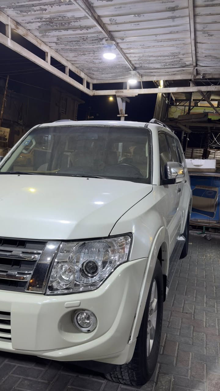 السلام عليكم
باجيرو 2014 حبتور خليجي 

✅فول مواصفات 1/1

✅فتحه سقف دمام خلفي

✅كشنات ثنين كهرباء 

✅كامره خلفيه حساسات

✅زراكات لايت اماميه

✅رقم بغداد الدولي باسمي مداور ثاني يوم 

✅تبريد كير مكينه حداديه كله جاهز عل شرط

✅ماشيه 169 الف حقيقي 

السياره بيه قطعتين رش 
*********** الاستفسار مكاني السماوه المركز
