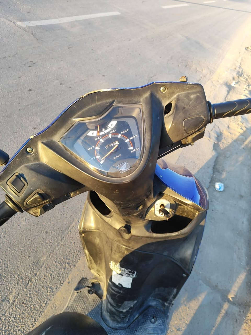 السلام عليكم هوندا ياباني للبيع مكينه حلوه نوزل بيه نقص جبنه مال دهن تنقط كلش خفيف سعر 400الف قفل قفل مكاني بغداد ساحه عدن هاتف***********
