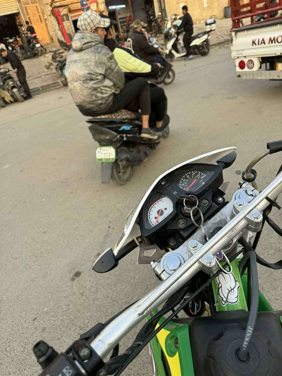 سلام عليكم دراجه قفاز كاويار للبيع موديل ٢٥ دراجه برغي ما ناقصها دراجه مكفولهمن كلشي سعر مليون ٣٠٠ مكينه ربع العنوان بغداد الكماليه رقم***********
