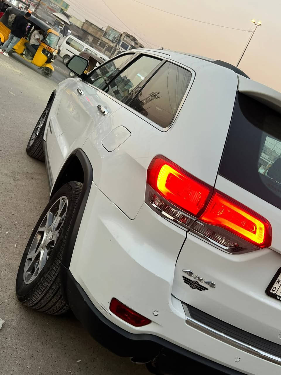 سلام عليكم للبيع جيب 2019 خليجي لمتدد بلاص 
فول 1/1 سياره مكفوله عدا شبر بلجاملغ الأمامي 
مواصفات السياره 
بنوراما 
شاشه جبيره 
3 شاشات
جلد 
ويل 20 
صندوك كهرباء 
تدفئة تبريد كشنات وستيرن
سياره جديده وبالعافيه ع تصير من نصيبه سعر 275 وبيها مجال رقمها بغداد 
مكاني بغداد للاستفسار ***********
