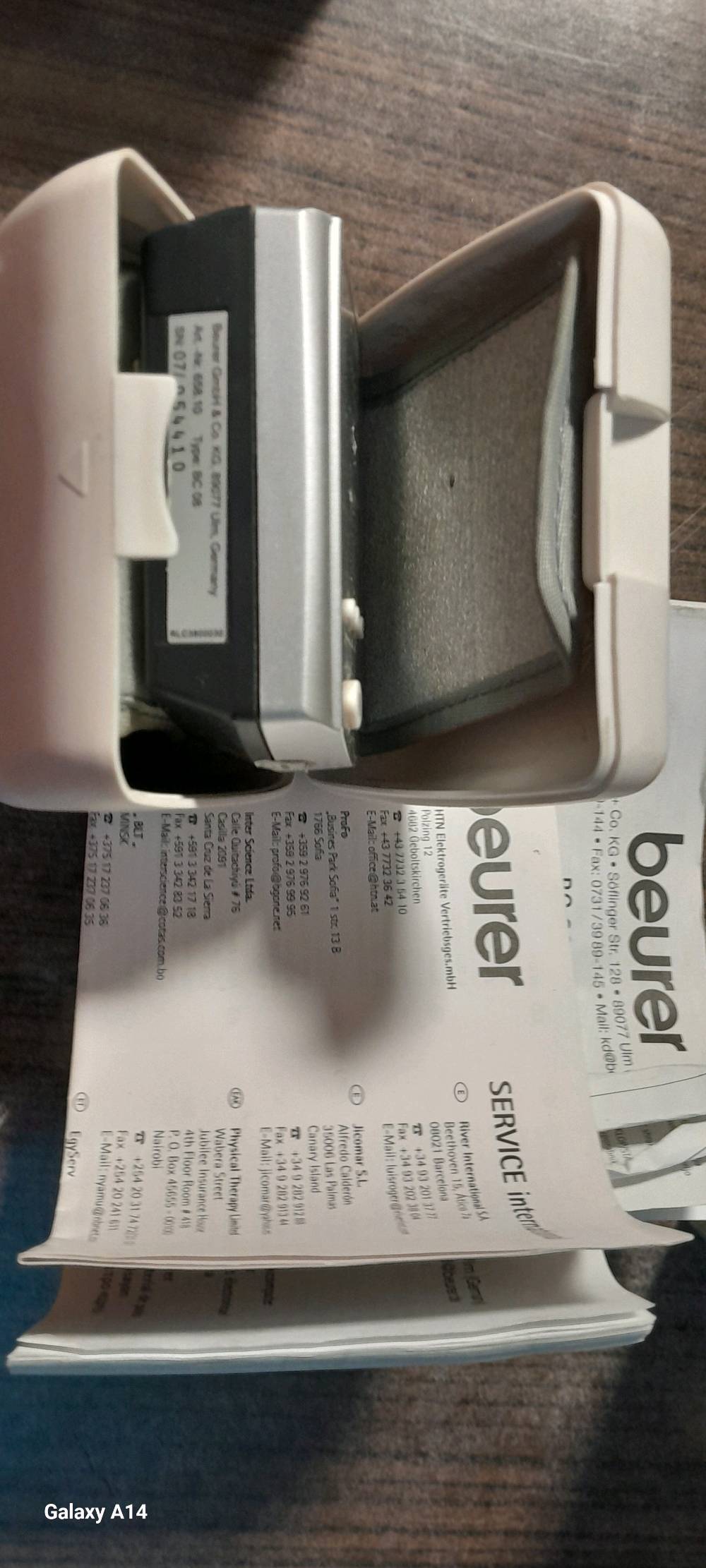 جهاز قياس ضغط الدم من شركة Beurer، نوع BC 08. الجهاز أوتوماتيكي بالكامل ويقيس ضغط الدم والنبض بدقة. يحتفظ بذاكرة تصل إلى 50 قراءة لكل مستخدم، ويأتي مع بطاريات وصندوق تخزين. مناسب لمحيط المعصم من 13.5 إلى 22 سم، ومُحَصَّن سريرياً للاستخدام الدقيق في المنزل. يُباع بحالة جيدة مع العلبة الأصلية.